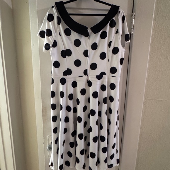 Unique Vintage - White Swing Dress with Black Polka Dots and Collar (Size 2X) - Picture 2 of 4